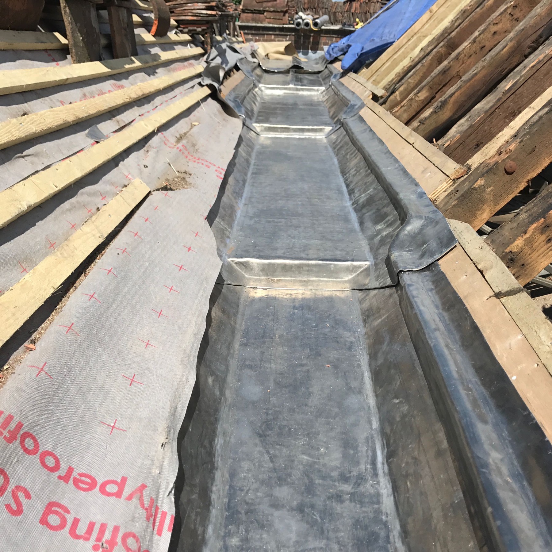 Lead-lined valley gutter installation with waterproof underlay